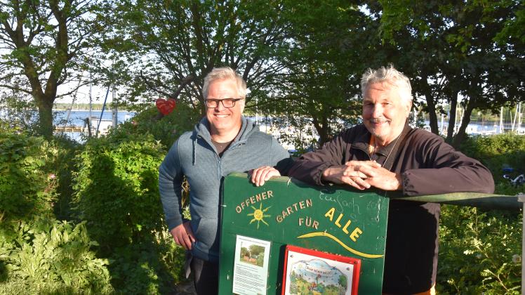 Steffen Hempel (li.) und Johannes Thaysen hoffen, dass der Offene Garten erhalten bleibt und suchen weitere Helfer.