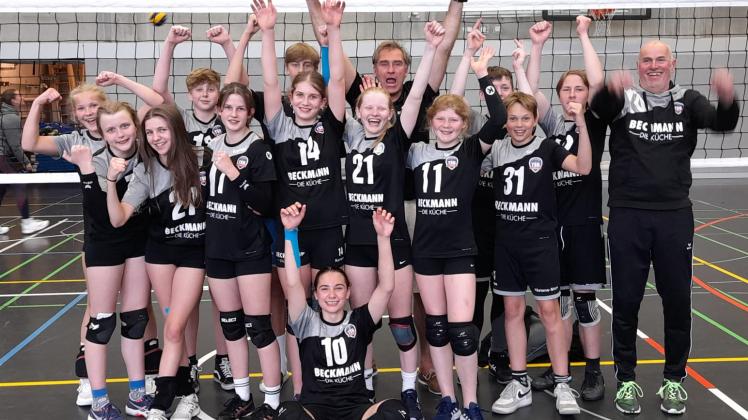 Die weibliche Jugend U 15 des TSB Flensburg bejubelt den norddeutschen Volleyball-Meistertitel.