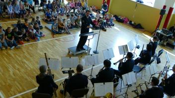 30 Musiker des Landespolizeiorchesters MV spielten für die Kinder der Grundschule Carlow den „Karneval der Tiere“. 