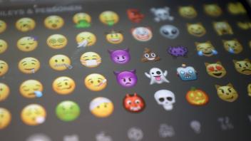 Emoji, Emojis auf einem Smartphone, iPhone Emojis am 07.12.2022 in Siegen/Deutschland. *** Emoji, emojis on a smartphone