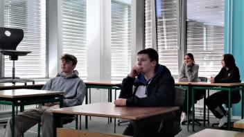 Klassenzimmer Eilun feer skuul. Schüler beim Schülerzeitungsmachen.