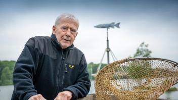 Fischermeister Gerd Eberwein  ist Fachmann auf seinem Gebiet und Jahrzehnte auf dem Fischereihof Mueß in Schwerin  aktiv. 24.05.2023 Foto Volker Bohlmann