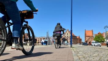 Menschen auf Rädern am Hafen
