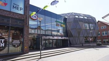 Die Meppener Einkaufspassage MEP gibt es sei 2013. Das Bild zeigt den Haupteingang an der Bahnhofstraße.