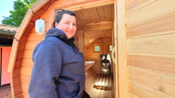 Freibad-Chefin Anna-Sarah Staub zeigt die neue mobile Fass-Sauna auf dem Freibad-Gelände am Poggensee