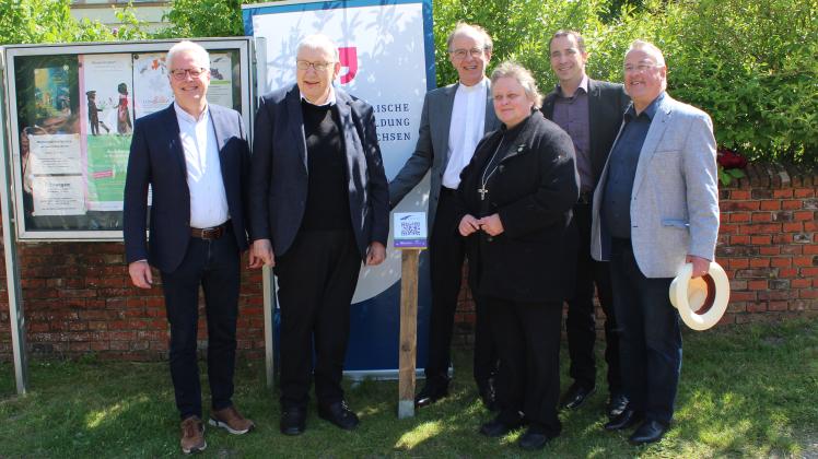 Enthüllung des QR-Codes: Hermann Steinkamp (von links), Bistum OS, Domkapitular Reinhold Molitor, Landesbischof Ralf Meister, Äbtissin Britta Rook, Christian Bode, evangelische Erwachsenenbildung und Superintendent Joachim Cierpka.