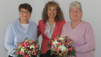 Blumen für die erfahrenen Schiedsfrauen Renate Arlt (rechts) und Monika Zwicker (links) von Bürgermeisterin Sabine Kählert.
