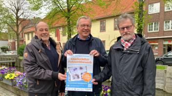 Kay Blohm (von links), Stefan Schröpfer und Peter Schubring erwarten typisch Glückstädter Fotos.