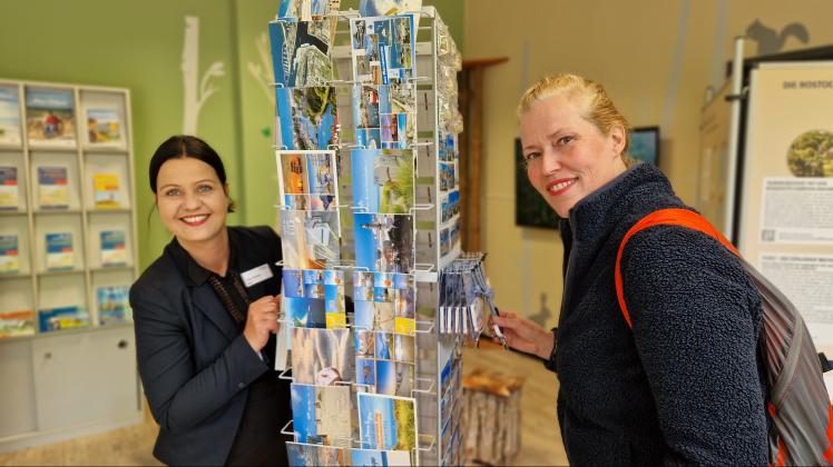 Sandra Rohrer (l.) von der Tourist-Information begrüßt mit Frauke Sakris eine der ersten Besucher des neuen Informationspunktes.