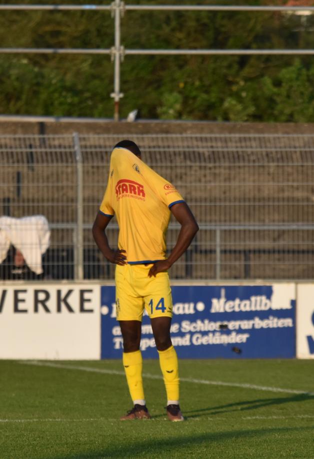 Der Kampf um den Ligaverbleib war verloren: Ousman Touray, Offensivspieler des SV Atlas, nach dem 0:0 bei Kickers Emden.