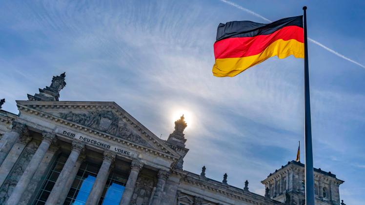 Deutschlandfahne weht über dem Reichstag, Außenansicht, Berlin, Deutschland, Europa *** German flag blows via the Reichs