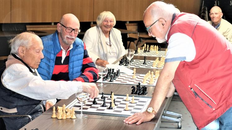 Ein spannendes Schach-Finale im Ratssaal zwischen dem Schachmeister Edmund Lomer (r.) und dem ehemaligen Direktor des Gymnasiums der Jungmannschule, Hanfried Kiesbye (l.), endete nach 75 Minuten mit einem Remis. Interessierte Zuschauer sind (v. l.) Dieter Eigenberz, Ruth Schröder und Peter Sparr. 