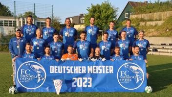 Mit einem selbstbewussten Statement feierten die C-Klassenfußballer des FC Niendorf/Ostsee den Meistertitel 2022/23.