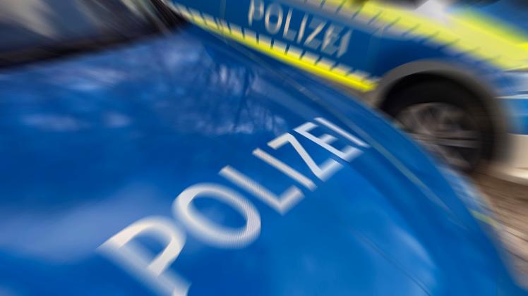 Randmotiv,allgemein,Feature,Symbolfoto: Polizeiauto,Streifenwagen,Polizei,Schriftzug verwischt. *** border motif,general