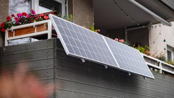 Balkonkraftwerk aus Solarpanelen an einem Haus in Düsseldorf Düsseldorf Nordrhein-Westfalen Deutschland *** Balcony powe