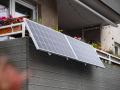 Balkonkraftwerk aus Solarpanelen an einem Haus in Düsseldorf Düsseldorf Nordrhein-Westfalen Deutschland *** Balcony powe