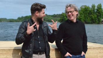 Sie wollen die neue Tribüne rocken: Regisseur Till Kleine-Möller (links) arbeitet mit dem Musikalischen Leiter Christoph Bönecker an der Inszenierung der Rockoper, die Andrew Lloyd Webber zum Durchbruch als Musicalkomponist verhalf.