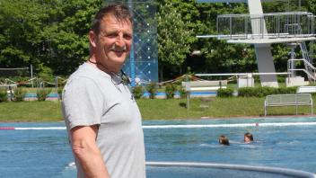 So wie hier im Erlebnisbad in Bredstedt unter den wachsamen Augen von Bademeister Bernd Ingwersen ziehen die ersten Schwimmer ihre Bahnen. Hier ein Überblick über Fluss- und Freibäder im Süden Nordfrieslands