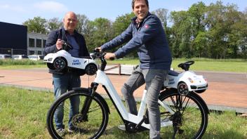 Geschäftsführer Uwe Schumacher (links) und Matthias Meyer, Leiter Vertrieb und Marketing, zeigen die hochwertigen E-Bikes der Firma Advanced Technology, der am Familientag verlost werden. 