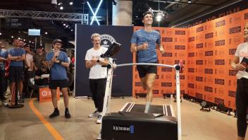 Rundete den Weltrekord auf dem Laufband ab: Tom Gröschel auf dem Weg ins Guinness-Buch der Rekorde 
