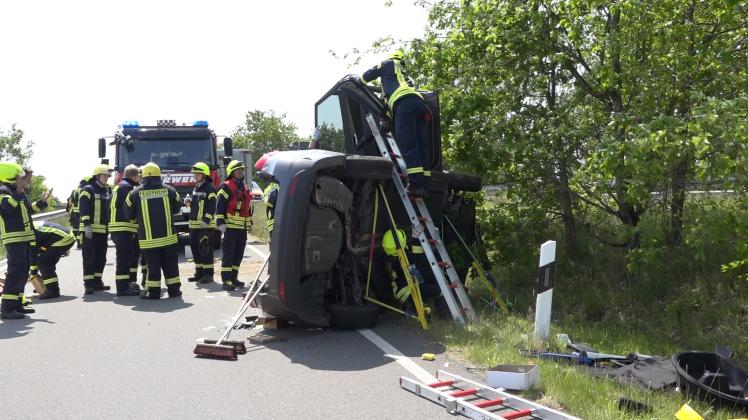 Bei einem Unfall auf der B70 bei Lathen ist am Freitagmittag ein Autofahrer in seinem Fahrzeug eingeklemmt und schwer verletzt worden.