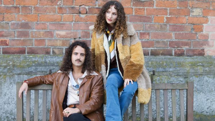 Das Duo Luna Sooul spielt deutsch-spanischen Pop im Kurhausgarten am Sonntag in der Reihe Meeresbrise. 