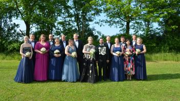 Die Throngemeinschaft vom Schützenfest Tunxdorf mit (v. l.) Frederika Hölscher und Markus Cloppenburg, Carina und Michael Cloppenburg, Vanessa und Christian Vinke, Sabrina und Matthias Bruns, Königspaar Sandra und Ingo Will, Kevin Kruse und Andrea Thesing, Jan und Claudia Brinkmann sowie Christian Pohl und Stefanie Lückenjans.