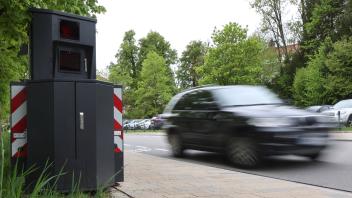 Bayern, Deutschland 12. Mai 2023: Hier ein mobiler Blitzer Anhänger, Blitzer, Geschwindigkeitsüberwachung am Strassenran