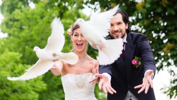 Brautpaar mit weißen Tauben model released Symbolfoto PUBLICATIONxINxGERxSUIxAUTxONLY Copyright xKz