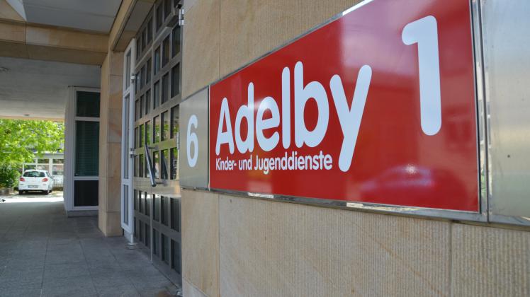 Gegen einen Mitarbeiter in einer Kita von Adelby1 in Flensburg wird nach einer Anzeige wegen Kindeswohlgefährdung ermittelt.