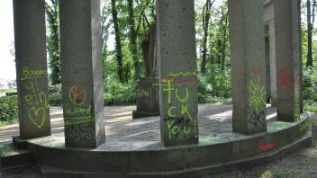 Der Vandalismus nimmt in Perleberg zu. Jüngstes „Opfer“ war das Kriegerdenkmal am Friedrich-Engels-Platz, was beschmiert wurde.