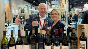 Weinhändler Uwe Drechsler hat Winzerin Marion Peuziat vom Weingut Lafage aus Südfrankreich überzeugt, zu seiner Messe nach Itzehoe zu kommen. 