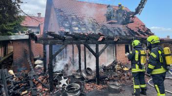 Das war knapp: Ein weiteres Ausbreiten des Feuers auf das Wohnhaus in Lähden konnten die Feuerwehrkräfte verhindern. 