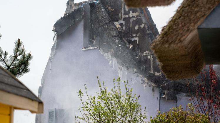 Mehrere Häuser im Norden der Insel Rügen in Brand
