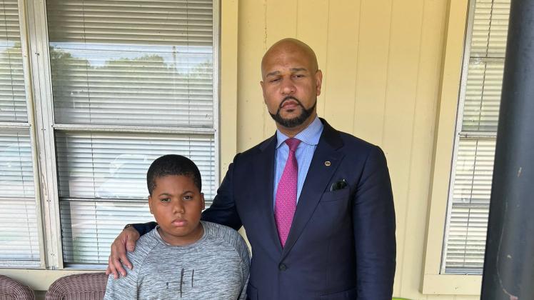 Aderrien Murry mit Familienanwalt Carlos Moore: Ein Polizist hat dem 11-Jährigen aus Mississippi in die Brust geschossen.
