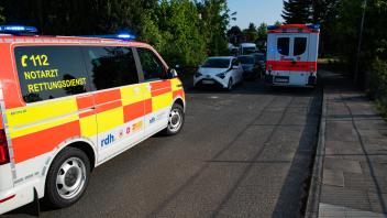 Ein Mann wurde am Freitagabend in Lensahn verletzt, als er versuchte sein nach hinten rollendes Auto zu stoppen. Er wurde unter dem Fahrzeug eingeklemmt und dabei verletzt.
