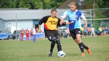 Julia Larsen scheute keinen  Zweikampf. Auch Frauen sind beim Sparkassenpokal am Ball. 