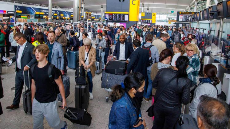 . 30/05/2022. London, United Kingdom. Hundreds of passengers in long queues at Heathrow Terminal 2. Thousands of passeng