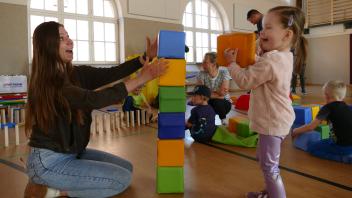 Die dreijährige Lia arbeitet mit Mutter Katrin Greve daran, die neuen Würfel zu einem Turm zu stapeln, der größer als sie selbst ist.