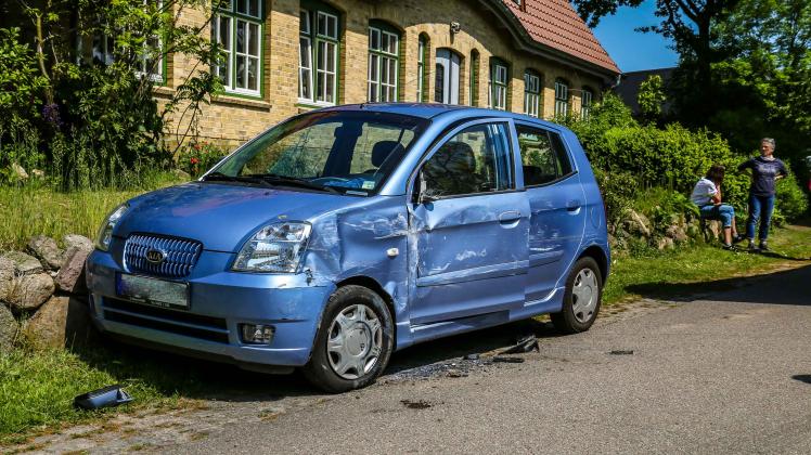 Das Auto, das mit dem Bus kollidierte, war nach dem Unfall nicht mehr fahrbereit.