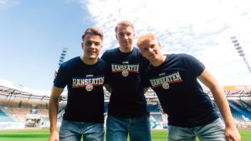 Joshua Krüger, Elias Höftmann und Milosz Brzozowski (von links) rücken von den A-Junioren des FC Hansa Rostock zur neuen Saison in den Profikader auf.