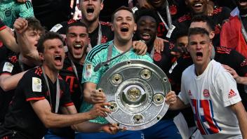 Freude bei den Bayern-Spielern über den Gewinn der elften Deutschen Meisterschaft in Serie.