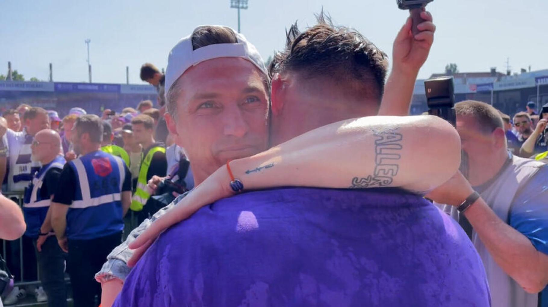 Cheftrainer Tobias Schweinsteiger feiert Aufstieg mit seinem VfL Osnabrück