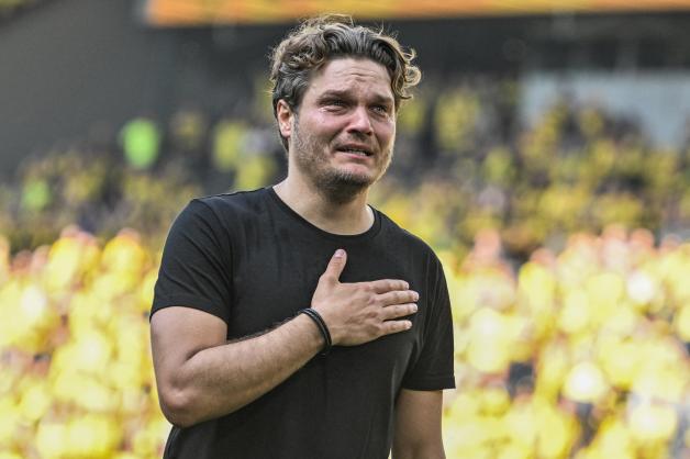 BVB-Coach Edin Terzic weint mit Hand auf dem Herzen vor der Südtribüne im Dortmunder Stadion.
