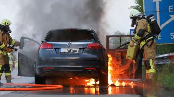 Dieser Opel Insignia brannte Samstagabend komplett aus. Immer wieder entzündete sich auslaufendes Benzin.