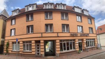 Das Altstadt-Hotel war das erste neue Hotel nach der Wende in Güstrow und auch das erste sanierte Gebäude in der Baustraße.