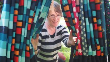 Sabine Harmsen aus Brande-Hörnerkirchen bot beim Pfingstmarkt in Langes Tannen selbstgenähte Textilien an.