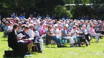 Etwa 200 Menschen nahmen am ökumenischen Pfingstgottesdienst in Langes Tannen teil.
