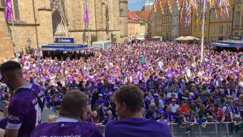 Der VfL Osnabrück ist wieder in der 2. Bundesliga! Nach dem Aufstieg lässt sich die Mannschaft am Sonntag, 28. Mai 2023, in Osnabrück feiern. 