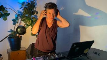 DJ Chérie Anarchie sorgte am Pfingstsonnabend im Stadtsalon Safari Wittenberge für die tanzbare Musik bei der Sound Safari. 